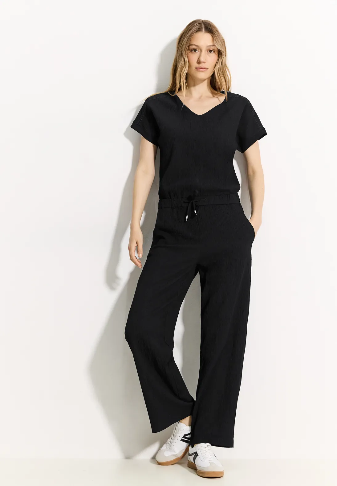 Overal čierna Cecil